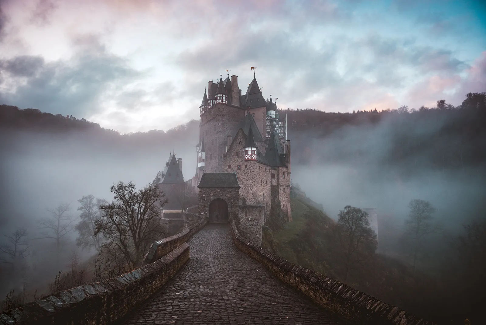 La métaphore de la sécurité informatique comparée à un château pour la notion de périmètre fort, la défense en profondeur, la surveillance constante, la nécessité d'anticiper les attaques et la présence de gardes et de barrières
